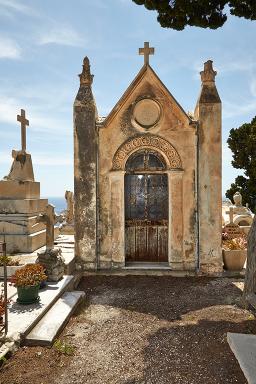 Chapelle funraire de la famille Adhmar de Lantagnac date 1884 (concession 398).