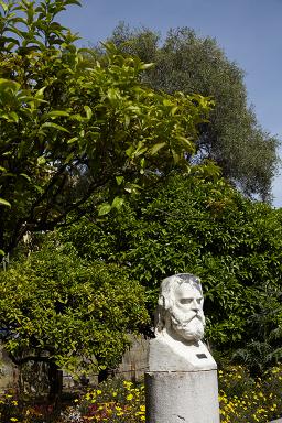 Le jardin d'agrumes et l'alle des bustes. Buste d'Henry Longfellow, pote amricain (1807-1882).