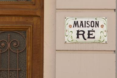 Maison R. 1, rue Magenta. Entre sur la rue Magenta. Plaque maille portant la signature P. Perrier fils. Menton.