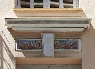 Les Ixias. 17, rue Villarey. Dcor peint au-dessus d'une porte-fentre du deuxime niveau.