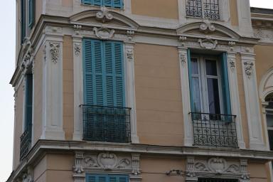 Détail d'un étage carré avec modénatures
