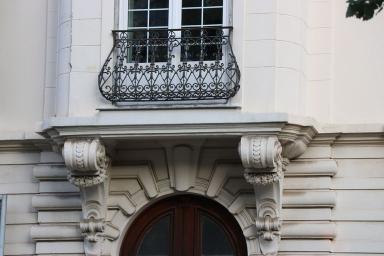 Détail des modénatures et du balcon sur consoles