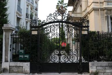 Vue du portail d'entrée en ferronnerie