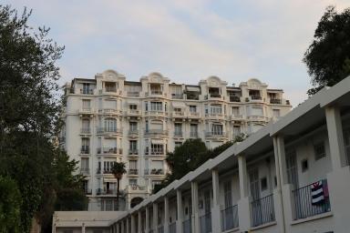 Vue lointaine de la façade principale