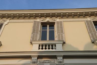Vue rapprochée du couronnement sur élévation orientale