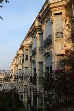 Vue rapprochée de la façade principale depuis l'impasse à l'est