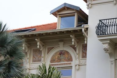Vue rapprochée du couronnement, côté rue principale