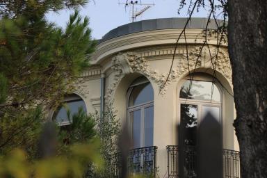 Vue rapprochée des détails de sculptures en couronnement des tourelles d'angle saillantes