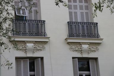 Vue rapprochée sur allèges des baies courantes de la façade principale