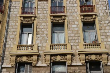 Vue rapproche sur des traves courantes de la faade sur le boulevard de Cimiez