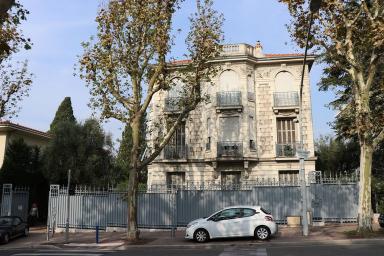 Vue d'ensemble de la façade principale sur le boulevard de Cimiez