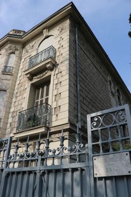 Vue rapprochée du portail d'entrée et d'une travée latérale