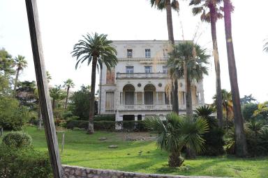 Vue d'ensemble de la maison dans son cadre de jardin, depuis le boulevard de Cimiez