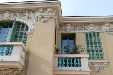 Vue rapprochée du couronnement et des baies du premier étage