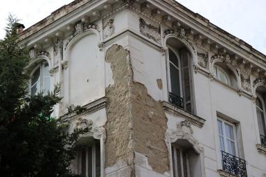 Vue rapproche sur la partie couronnement de la faade urbaine, et vue de l'tat de conservation