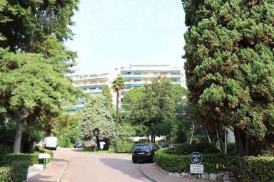 Vue d'ensemble d'une partie du lotissement urbain et du jardin