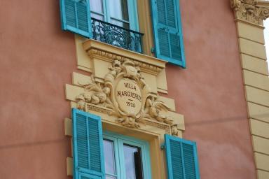 Détail du cartouche en façade principale