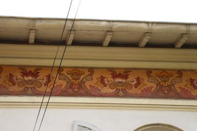 Détail du décor peint en couronnement
