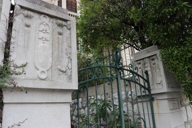 Détail des piles de l'entrée est