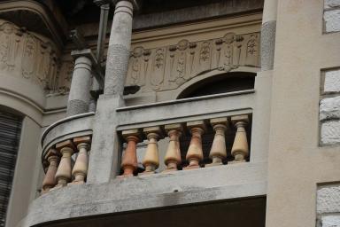 Détail des décors de la loggia sur la façade est