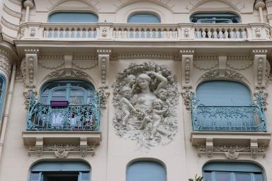 Détail des travées centrales et d'un groupe sculpté sur le trumeau