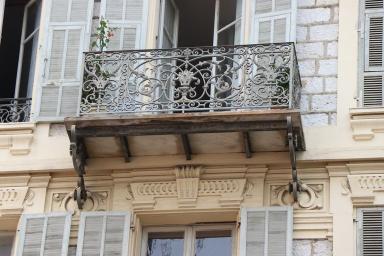 Détail d'un balcon sur la façade principale