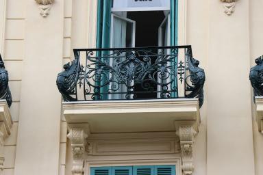 Détail d'un balcon isolé avec sa ferronnerie galbée