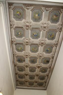 Détail du plafond peint de l'entrée d'immeuble et imitant caissons