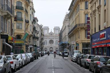 Vue loigne depuis la perspective urbaine  l'est