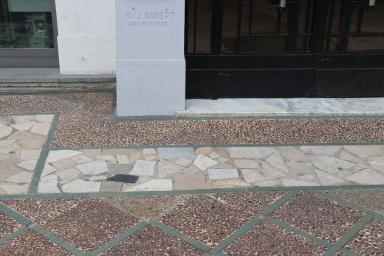Détail de revêtement de sol au droit de l'entrée