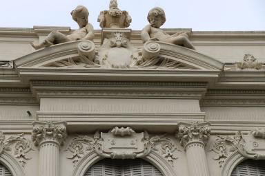 Détail du groupe sculpté du fronton de la façade urbaine