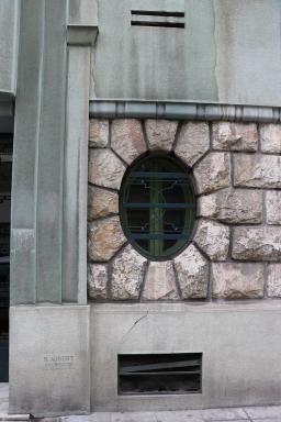Détail de modénatures et d'un hublot au droit de l'entrée