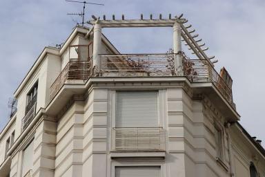 Détail du couronnement à l'angle sud-est
