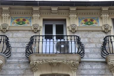 Détail des modénatures et des sculptures en couronnement de la façade principale