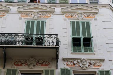 Détail des modénatures et sculptures de la façade principales sur les étages courants