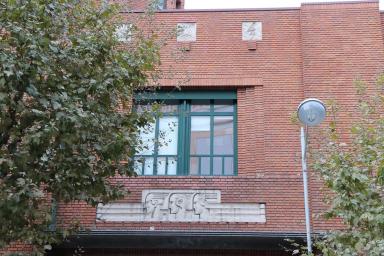 Vue rapprochée d'une travée avec décors ponctuels et modénatures, en façade nord