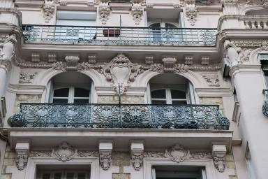 D2tail des balcons et des modénatures sur les étages carrés