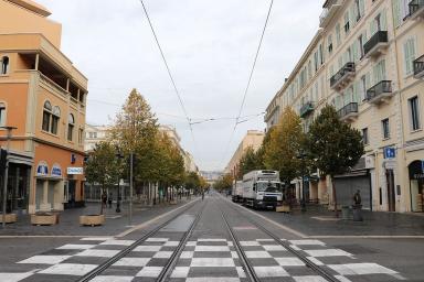 vue d'ensemble de l'avenue Médecin, depuis l'arrière de la place Masséna, en direction du nord