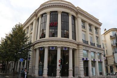 Vue générale de l'immeuble depuis l'avenue Médecin
