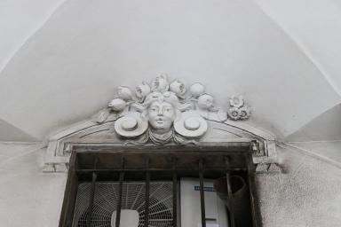 Dtail de sculpture de la porte d'entre sous portique