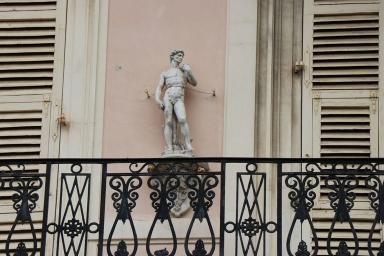 Décor de statuaire au droit de l'entrée
