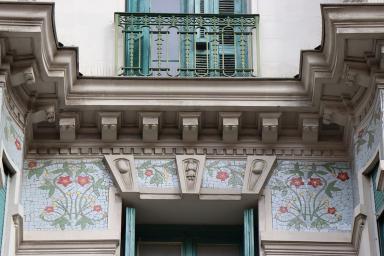 Détail des décors de mosaïques et de modénatures