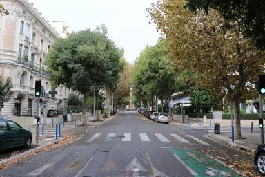 Vue vers l'est depuis le croisement avec la rue du congrès