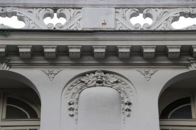 Détail de décor sur le couronnement