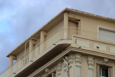 Détail du couronnement de la façade arrière, formant surélévation moderne