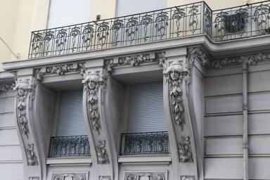 Détail des consoles et des garde-corps d'une travée géminée de la façade est