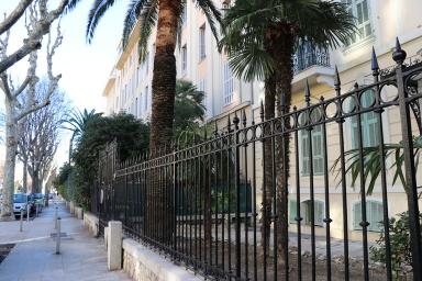 Vue rapproche sur la prgnance des cltures, des jardinets et des courettes  l'alignement du boulevard