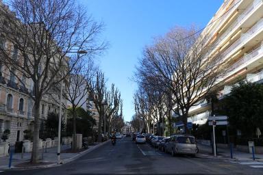 Vue vers l'ouest depuis le croisement avec la rue du Congrès