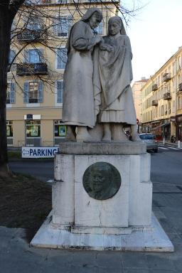 Vue rapproche de la statue en l'honneur d'Albert Calmette