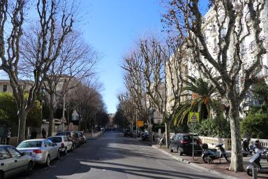Vue depuis l'est après le croisement avec l'avenue Désambrois